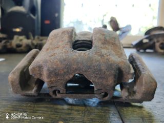 bontott BMW 3 E46 Jobb első Féknyereg Munkahengerrel