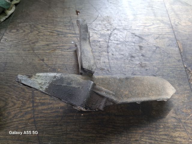 bontott BMW 3 E46 Motor Tartó Bak (Fém)