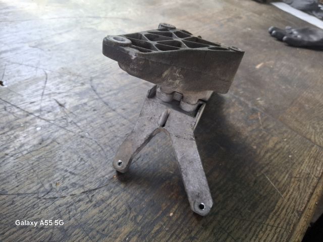 bontott BMW 3 E46 Motor Tartó Bak (Fém)