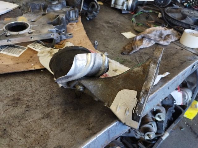 bontott BMW 3 E46 Motor Tartó Bak Jobb