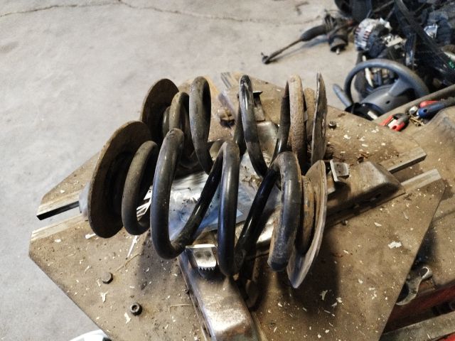 bontott BMW 3 E46 Hátsó Rugó Pár