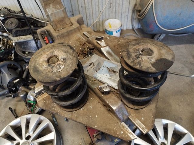 bontott BMW 3 E46 Hátsó Rugó Pár