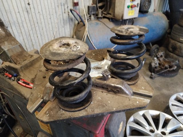 bontott BMW 3 E46 Hátsó Rugó Pár