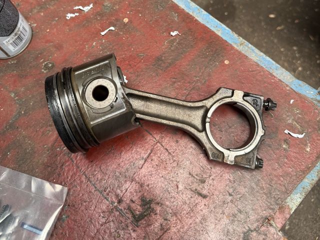 bontott BMW 3 E46 Dugattyú és Hajtókar