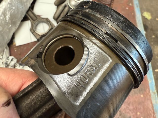 bontott BMW 3 E46 Dugattyú és Hajtókar