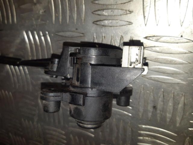 bontott BMW 3 E46 Csomagtérajtó Zárbetét