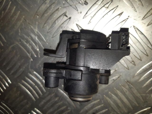 bontott BMW 3 E46 Csomagtérajtó Zárbetét