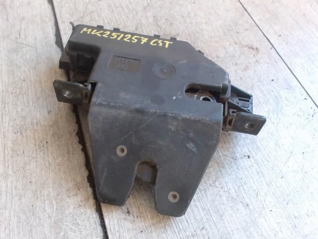 bontott BMW 3 E46 Csomagtérajtó Zárszerkezet