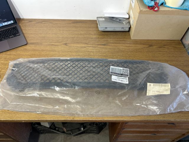 bontott BMW 3 E46 Első Lökhárító Alsó Középső Díszrács