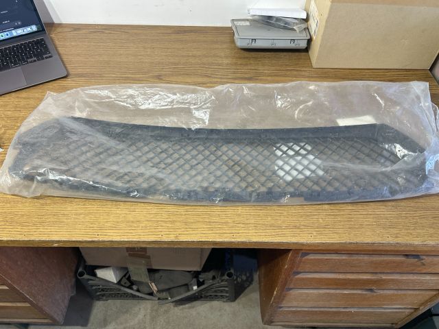 bontott BMW 3 E46 Első Lökhárító Alsó Középső Díszrács