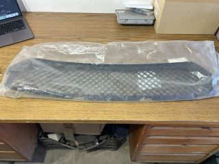 bontott BMW 3 E46 Első Lökhárító Alsó Középső Díszrács