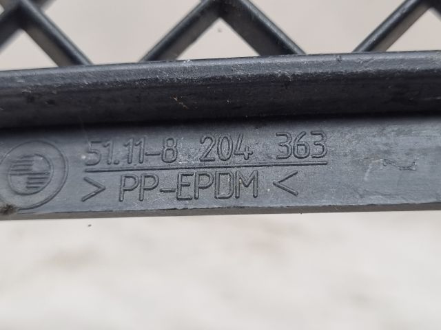 bontott BMW 3 E46 Első Lökhárító Alsó Középső Díszrács