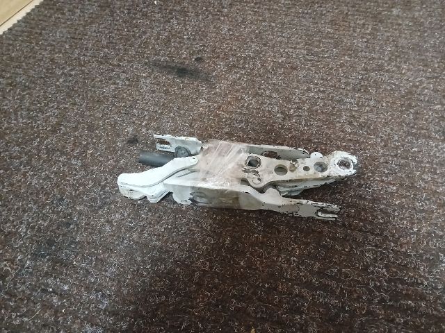 bontott BMW 3 E46 Motorháztető Zsanér Pár