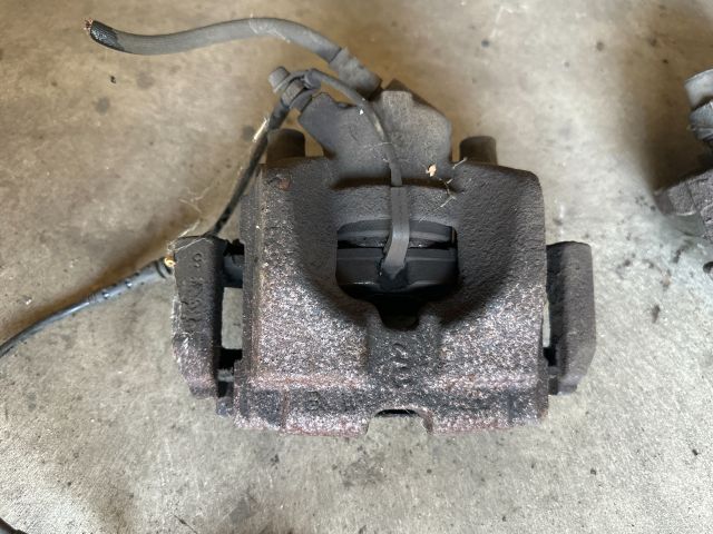 bontott BMW 3 E90 Bal első Féknyereg Munkahengerrel