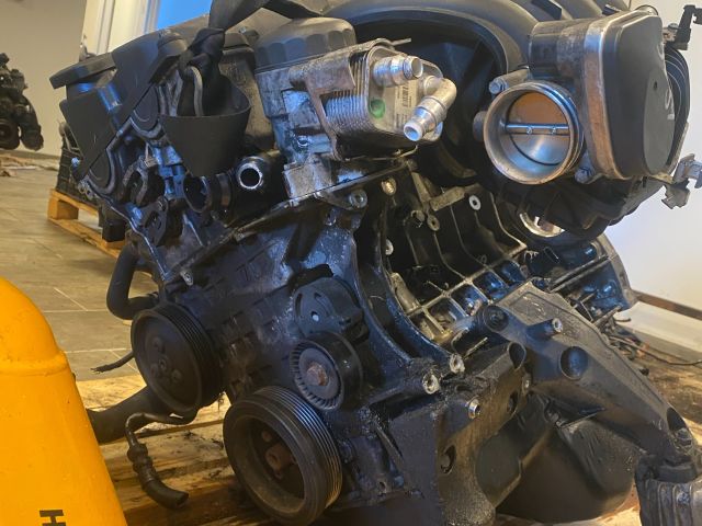 bontott BMW 3 E90 Motor (Fűzött blokk hengerfejjel)