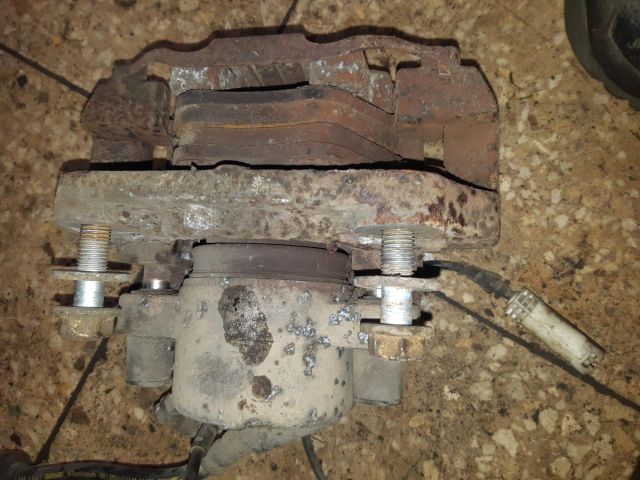 bontott BMW 3 E90 Bal első Féknyereg Munkahengerrel