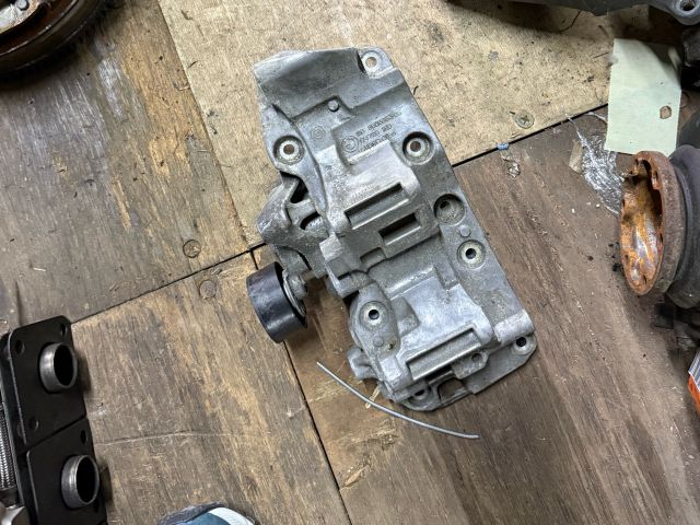 bontott BMW 3 E90 Generátor Tartó Bak