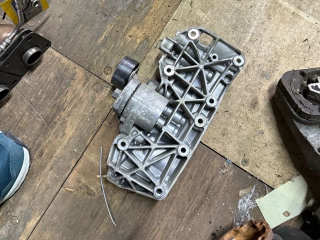 bontott BMW 3 E90 Generátor Tartó Bak