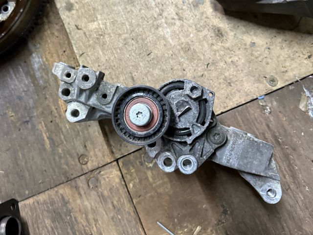 bontott BMW 3 E90 Generátor Tartó Bak