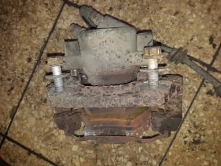 bontott BMW 3 E90 Jobb első Féknyereg Munkahengerrel