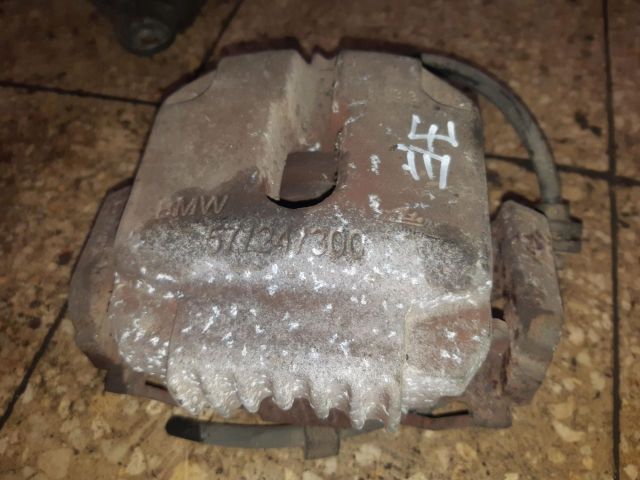 bontott BMW 3 E90 Jobb első Féknyereg Munkahengerrel