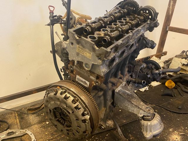 bontott BMW 3 E90 Motor (Fűzött blokk hengerfejjel)