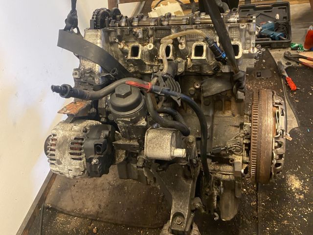 bontott BMW 3 E90 Motor (Fűzött blokk hengerfejjel)