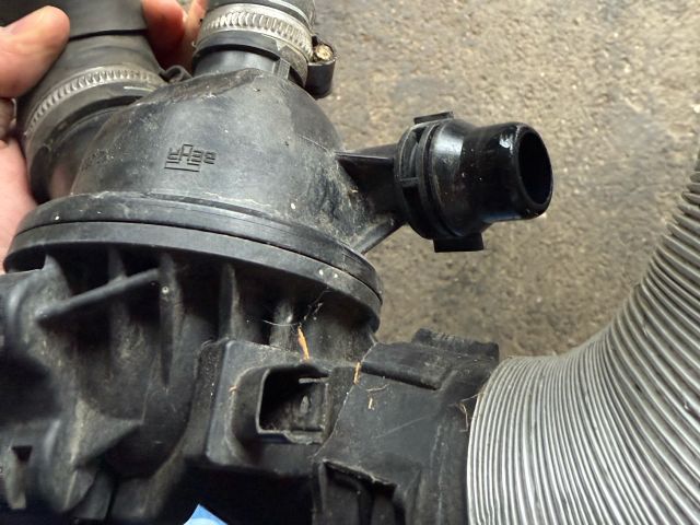 bontott BMW 3 E90 Termosztátház Csővel