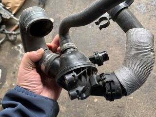 bontott BMW 3 E90 Termosztátház Csővel