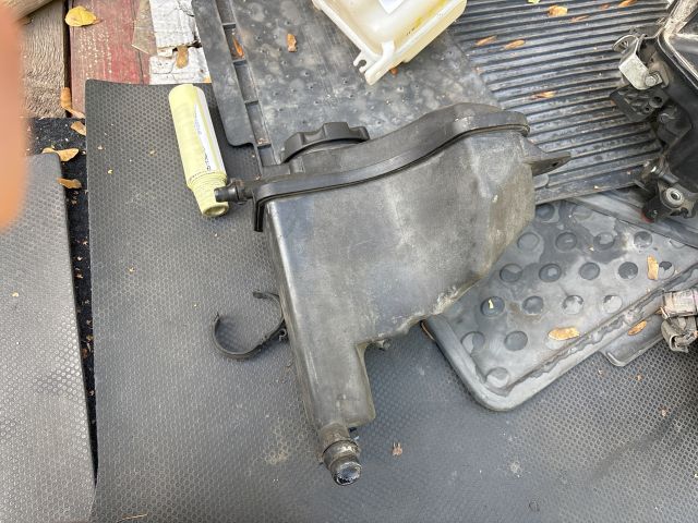 bontott BMW 3 E90 Kiegyenlítő Tartály