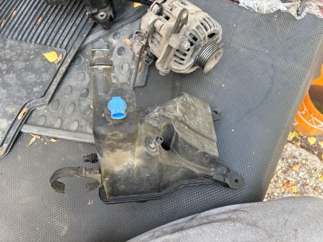 bontott BMW 3 E90 Kiegyenlítő Tartály