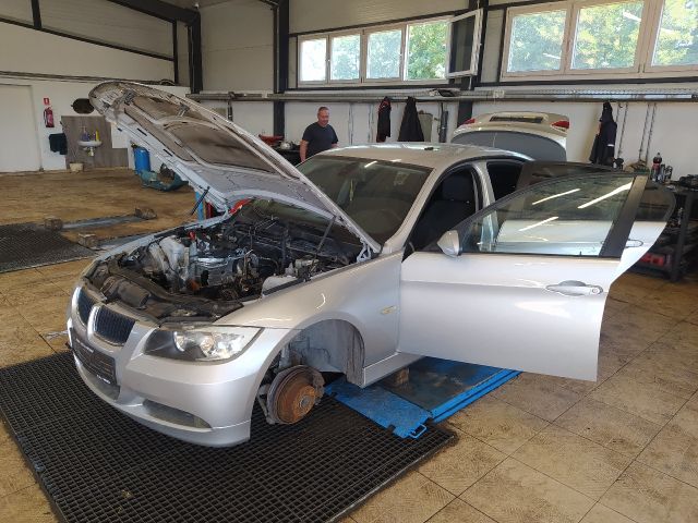 bontott BMW 3 E90 Bal első Ajtóhatároló