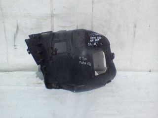 bontott BMW 3 E90 Bal első Dobbetét (Kerékjárati, Műanyag)