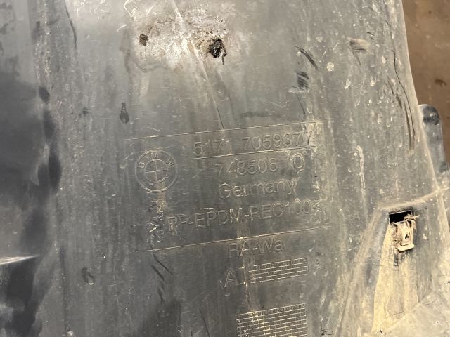 bontott BMW 3 E90 Bal első Hátsó Dobbetét (Kerékjárati, Műanyag)