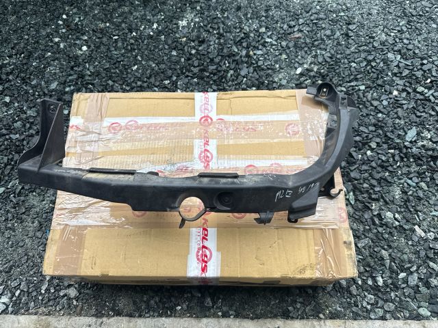 bontott BMW 3 E90 Bal Fényszóró Lámpakeret