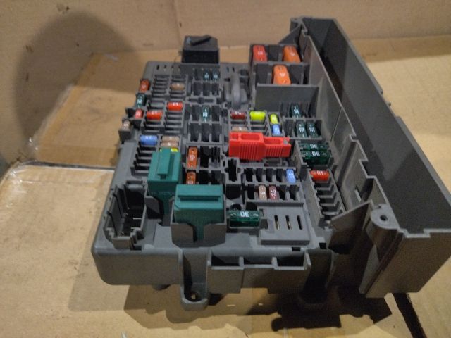 bontott BMW 3 E90 Biztosítéktábla Utastér