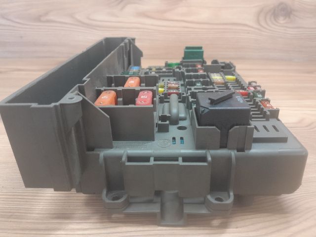 bontott BMW 3 E90 Biztosítéktábla Utastér