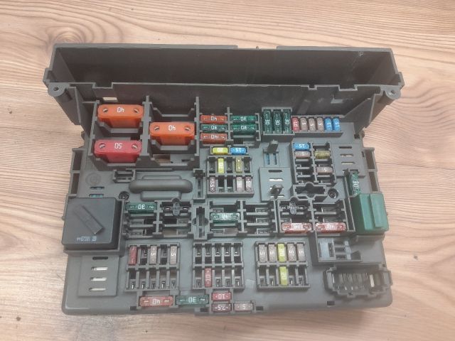 bontott BMW 3 E90 Biztosítéktábla Utastér