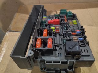 bontott BMW 3 E90 Biztosítéktábla Utastér