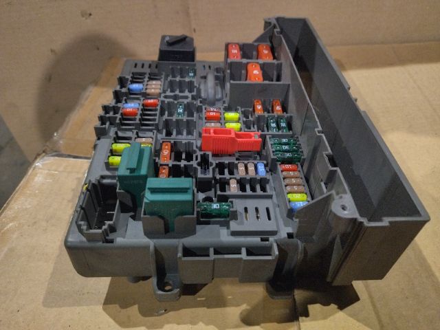 bontott BMW 3 E90 Biztosítéktábla Utastér