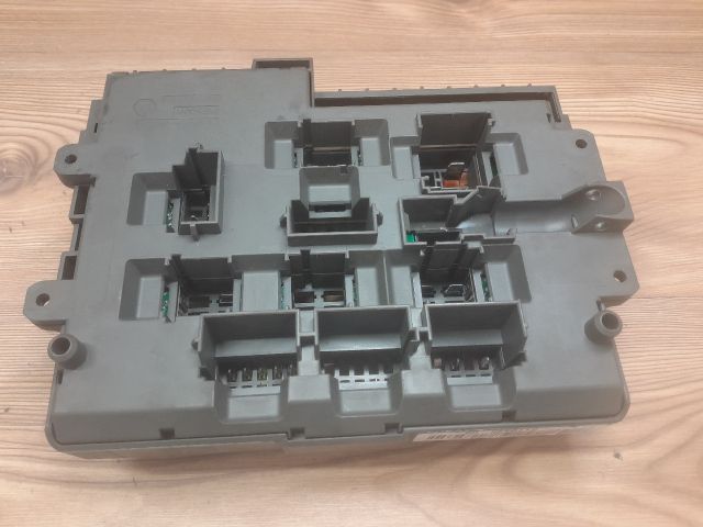 bontott BMW 3 E90 Biztosítéktábla Utastér