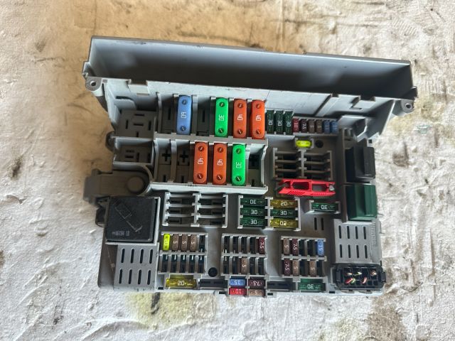 bontott BMW 3 E90 Biztosítéktábla Utastér