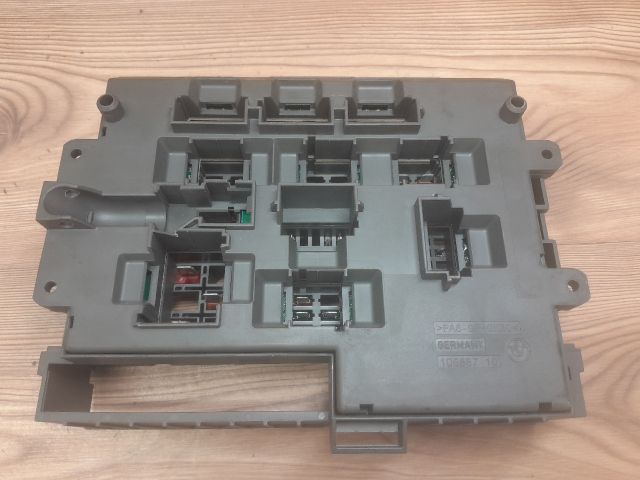 bontott BMW 3 E90 Biztosítéktábla Utastér