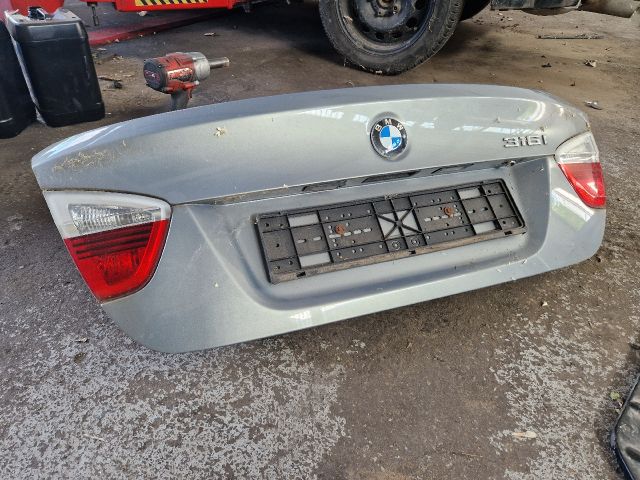 bontott BMW 3 E90 Csomagtérajtó (Részeivel)