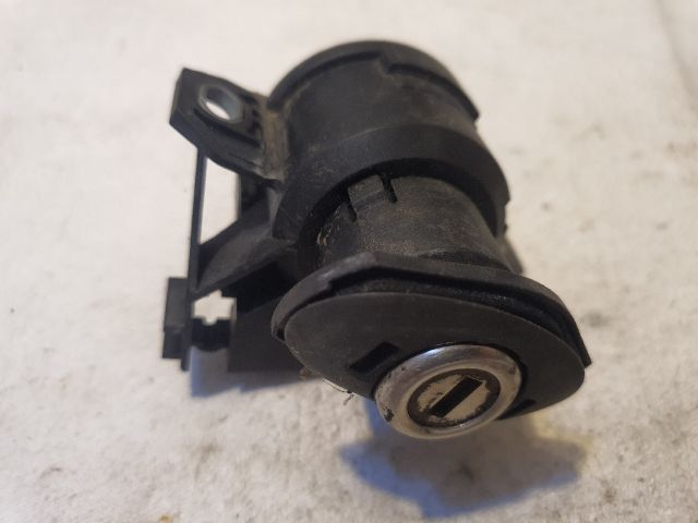 bontott BMW 3 E90 Csomagtérajtó Zárbetét