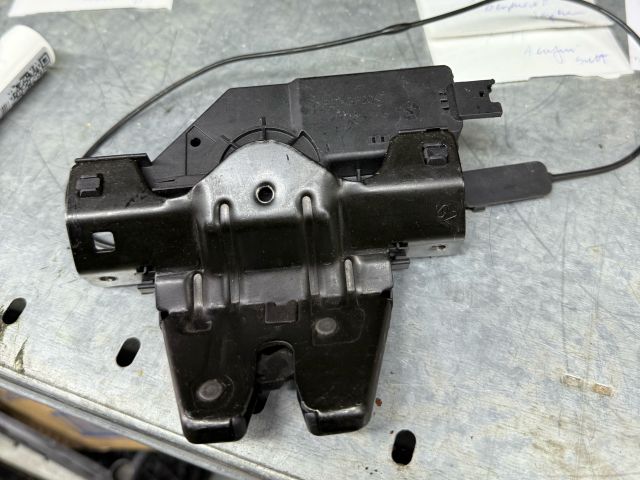 bontott BMW 3 E90 Csomagtérajtó Zárszerkezet