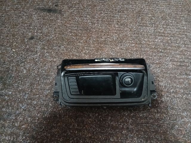 bontott BMW 3 E90 Első Hamutartó