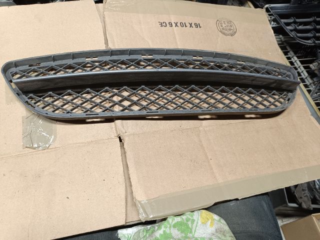 bontott BMW 3 E90 Első Lökhárító Alsó Középső Díszrács