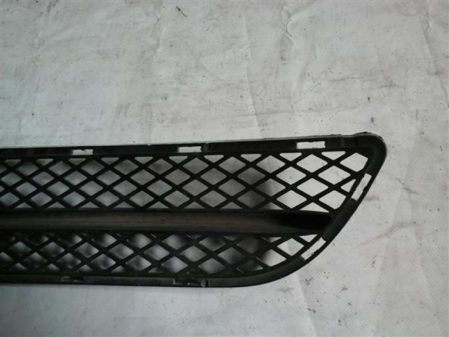 bontott BMW 3 E90 Első Lökhárító Alsó Középső Díszrács