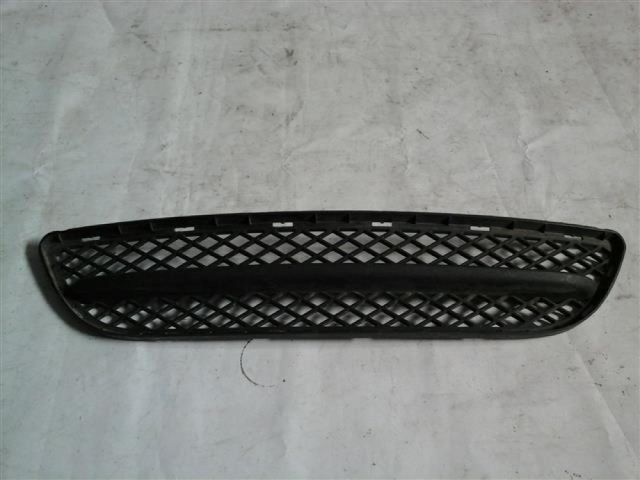 bontott BMW 3 E90 Első Lökhárító Alsó Középső Díszrács